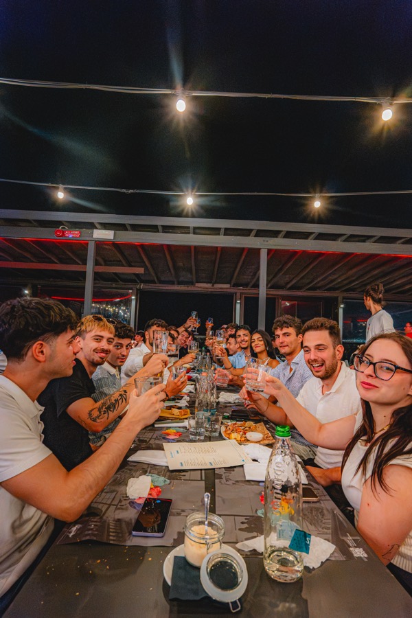 Cena di gruppo, brindisi e risate