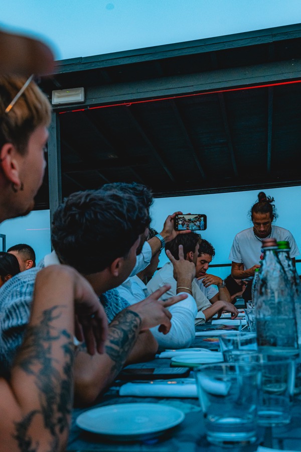 Due ragazzi che parlano durante un evento