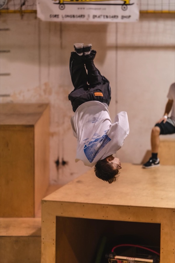 Sebastiano capovolto a mezz'aria durante un salto di parkour