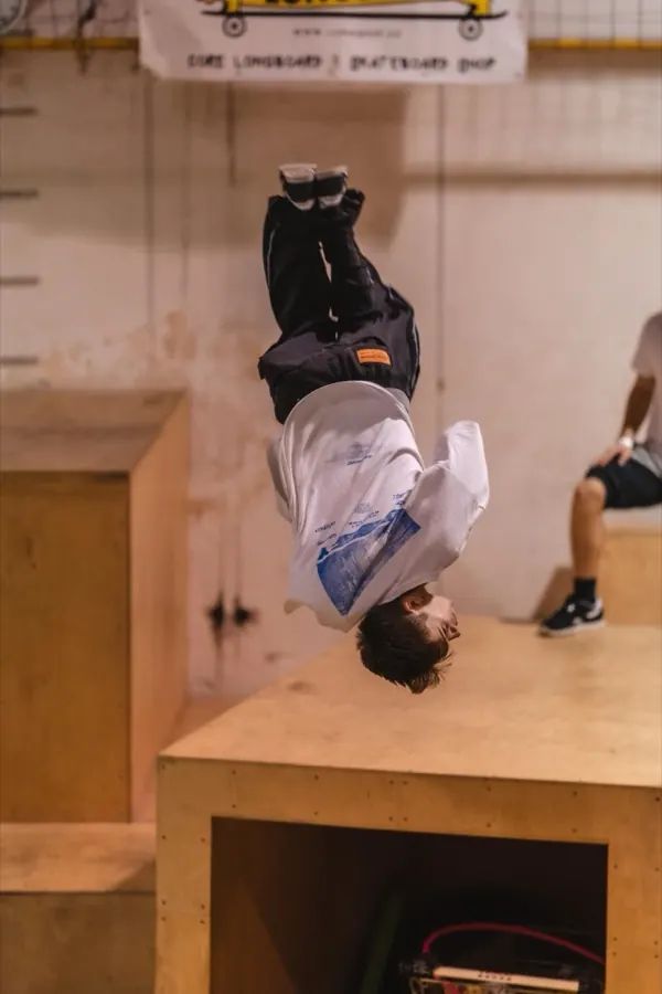 Sebastiano capovolto a mezz'aria durante un salto di parkour