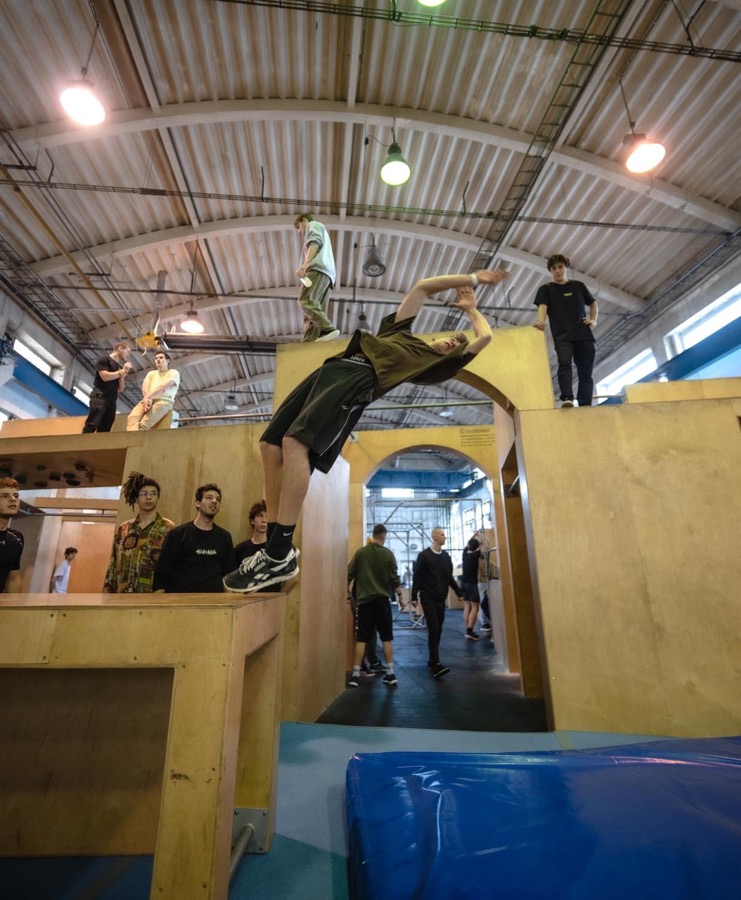 Salto di parkour in una palestra