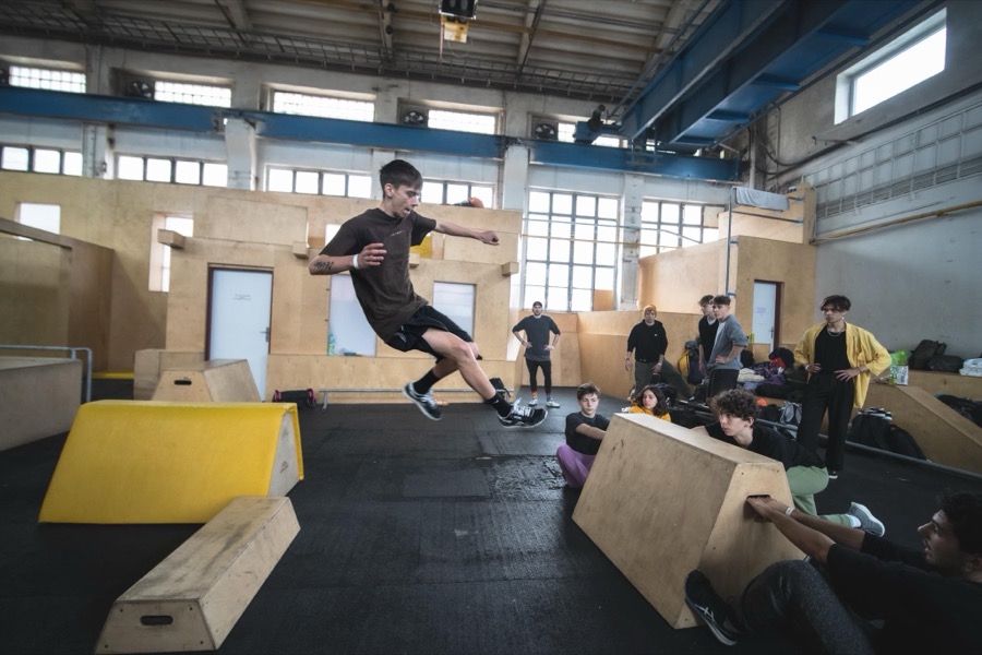 Allenamento di parkour in una palestra a Praga