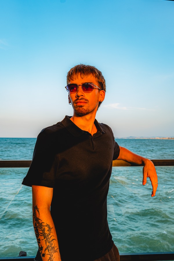 Sebastiano guarda l'orizzonte dal lungomare