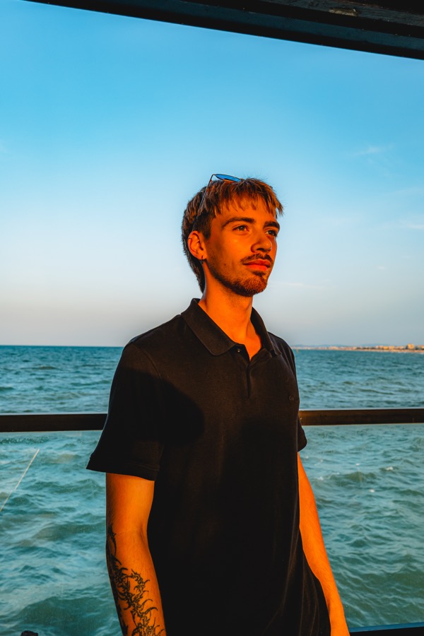 Sebastiano Oriani di profilo davanti al mare