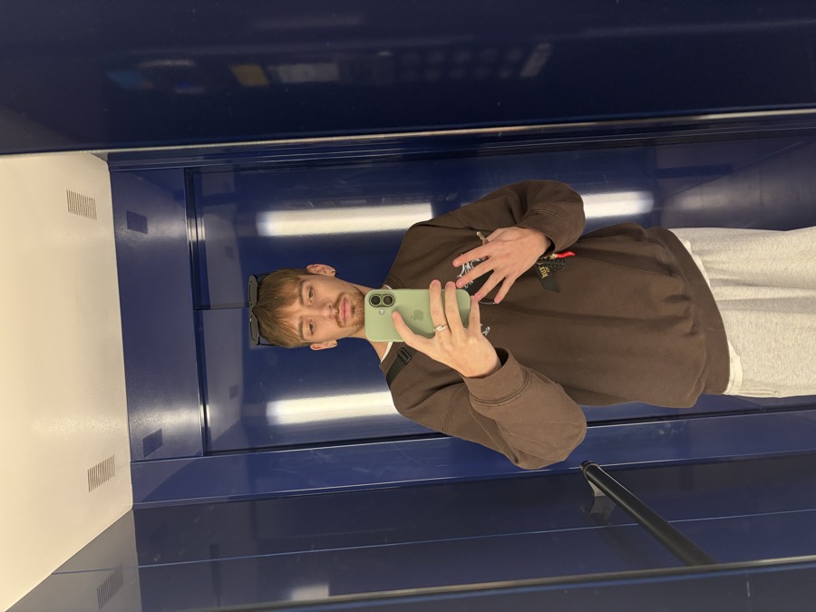 Sebastiano si fotografa allo specchio di un ascensore
