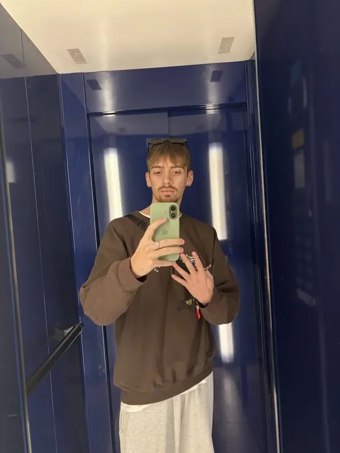 Sebastiano si fotografa allo specchio di un ascensore