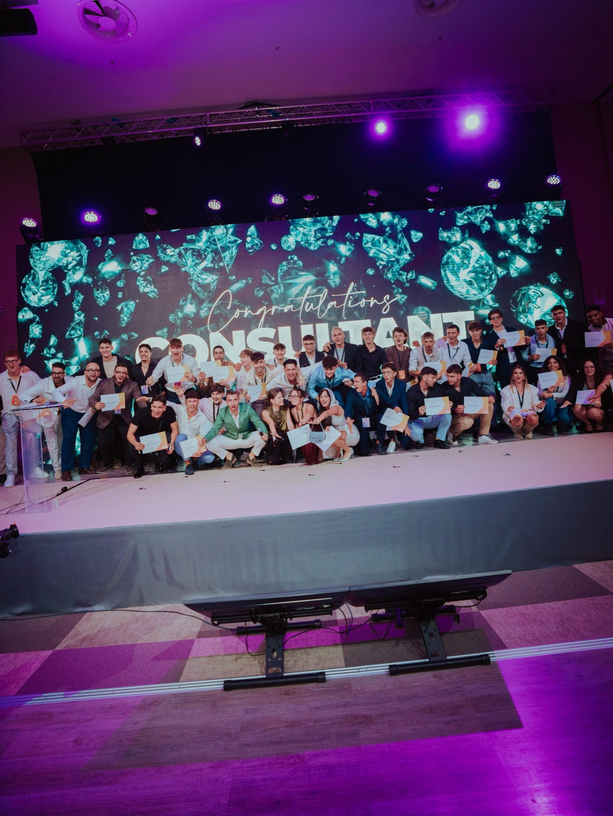 Palco pieno di persone alla fine di una giornata di evento