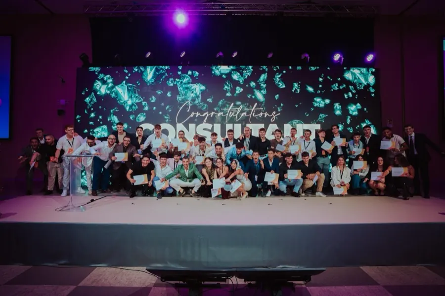 Foto di gruppo sul palco di un evento