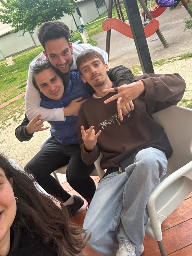 Io e un amico sul prato, all'inizio del percorso nel network