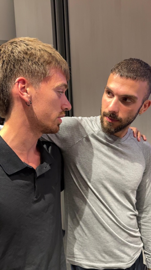 Sebastiano parla da vicino con un'altra persona