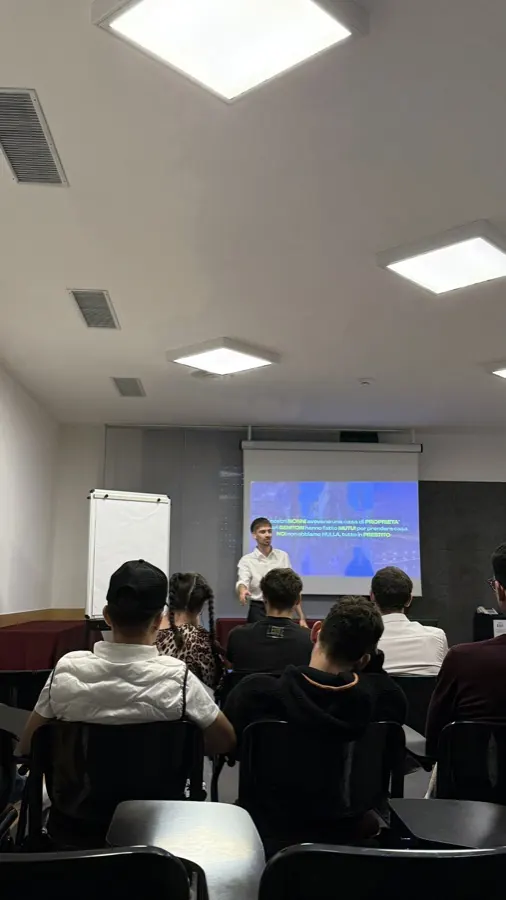 Sebastiano spiega davanti a una sala