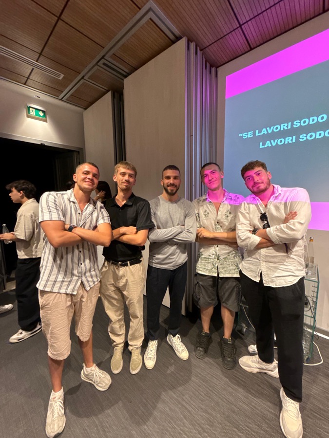 Gruppo di ragazzi insieme dopo un evento