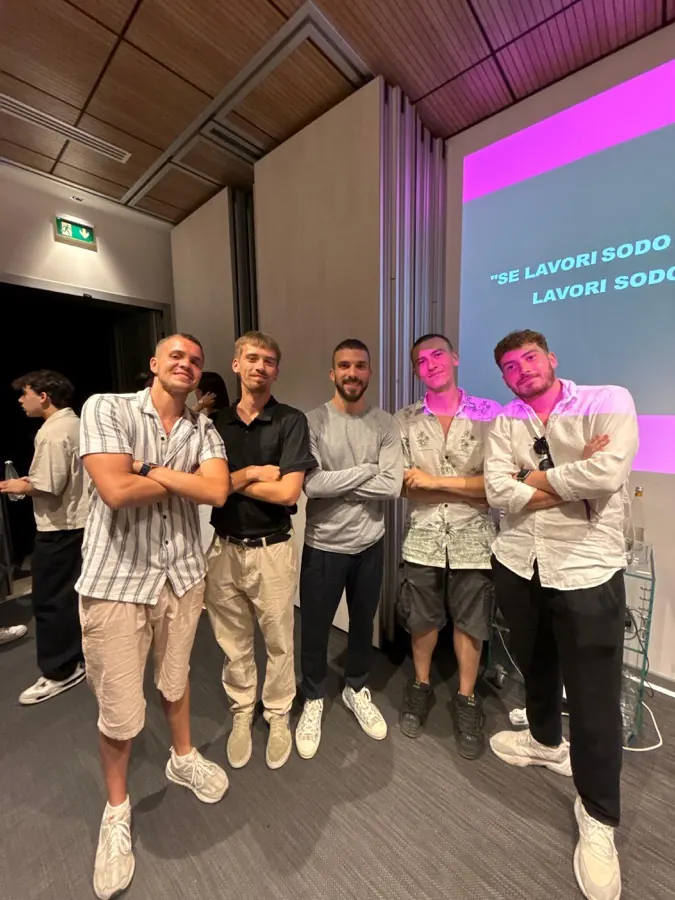 Gruppo di ragazzi insieme dopo un evento