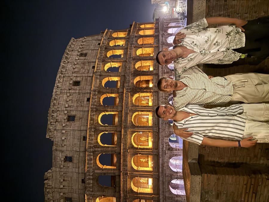 Il gruppo davanti al Colosseo, di sera