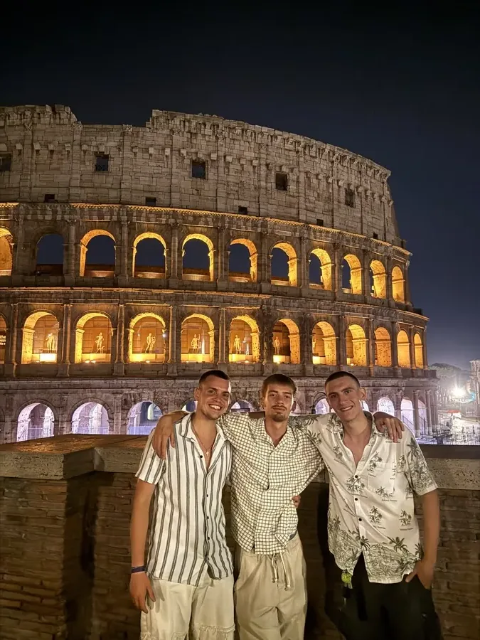 Il gruppo davanti al Colosseo, di sera