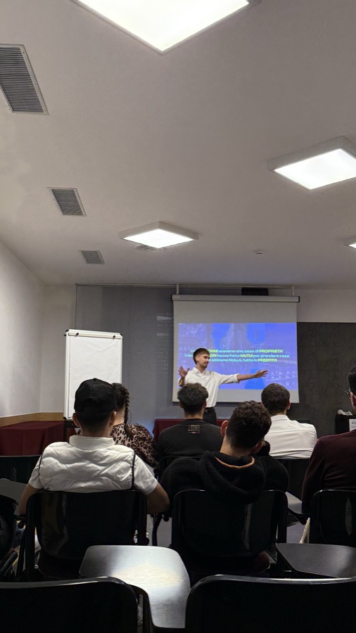 Sebastiano spiega alla lavagna durante un workshop